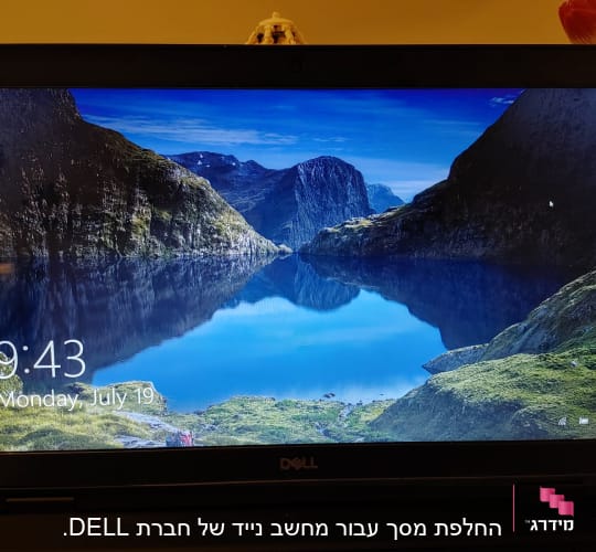 מסך מחשב נייד דל עם תמונת נוף